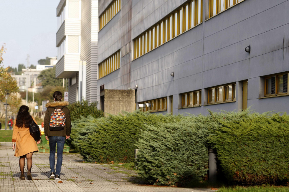 Dos alumnos caminan por el campus de Elviña de la UDC