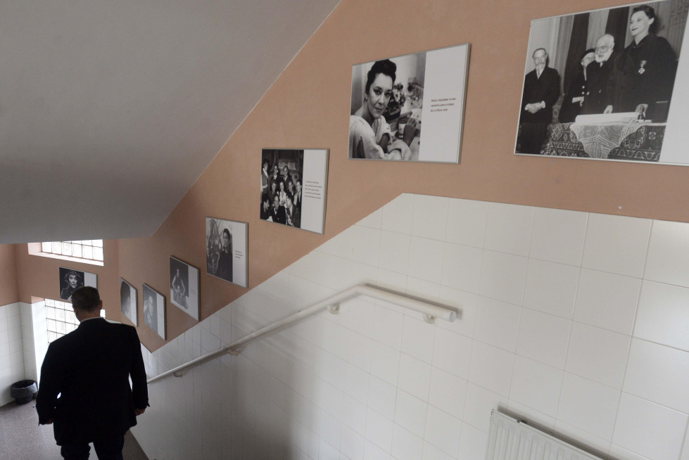 El IES María Casares en Liáns tiene una exposición permanente de la actriz para que los alumnos sepan porqué el lugar donde aprenden matemáticas se llama así